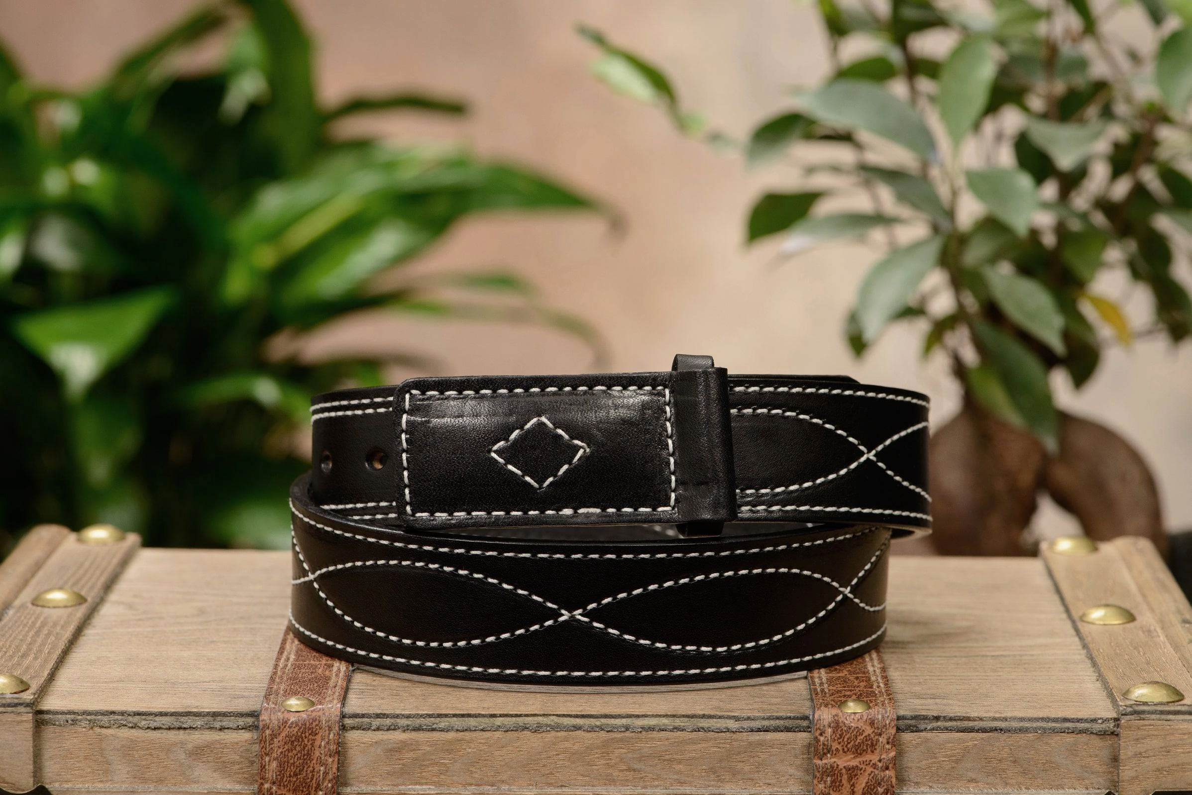 The Pit Boss: Black Figure 8 White Stitched Buckle-less Ball Hook 1.50"